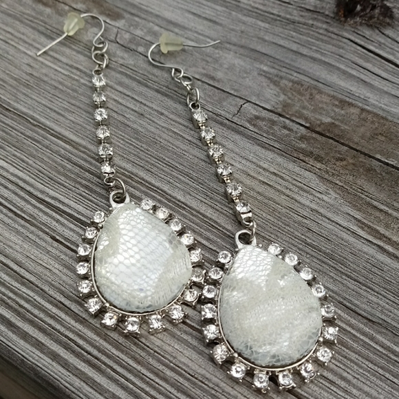 💥 CLOSET CLOSING SALE💥 Tear drop Earrings- NO COUNTER OFFERS!! - Picture 1 of 6